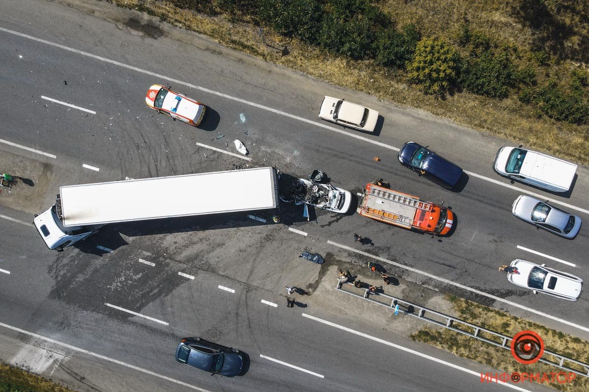 Под Днепром Volkswagen влетел под фуру: погиб мужчина 2