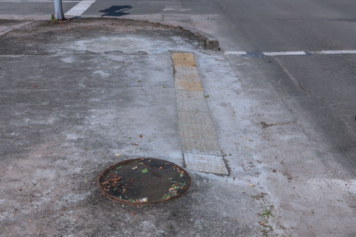 В Днепре на Яворницкого "вернулась" тактильная дорожка, которую смыло дождем 1