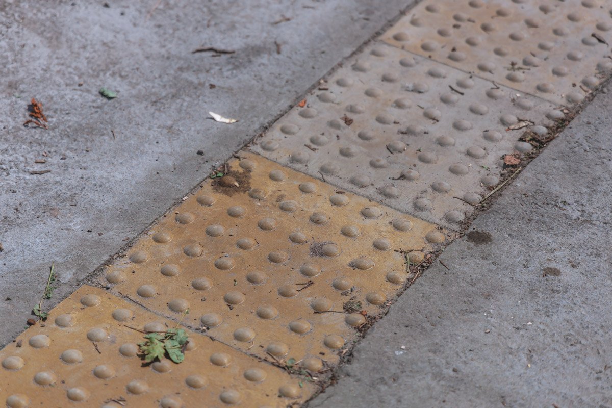 В Днепре на Яворницкого "вернулась" тактильная дорожка, которую смыло дождем 2