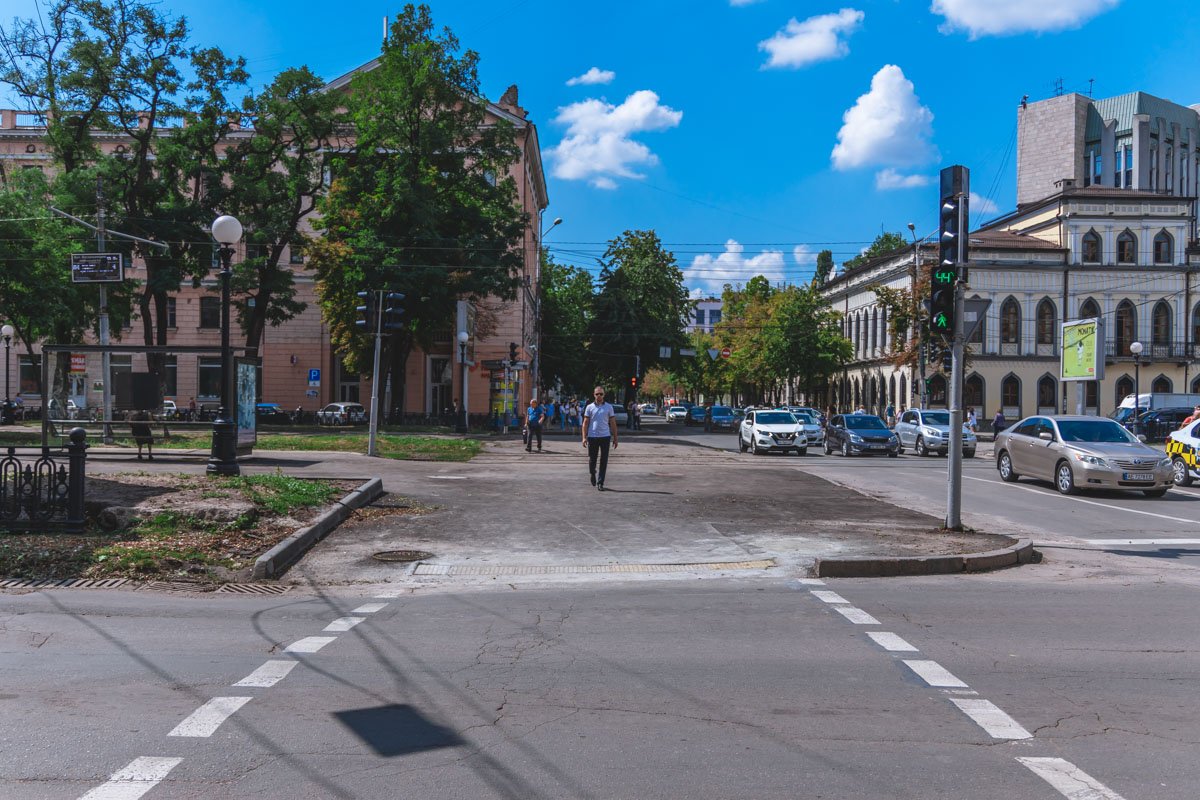 В Днепре на Яворницкого "вернулась" тактильная дорожка, которую смыло дождем 3