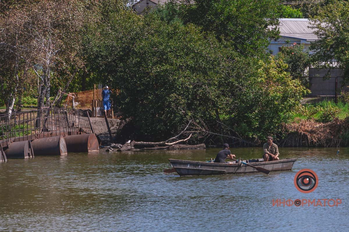 Лодочник перевозит людей бесплатно Лодочник перевозит людей бесплатно
