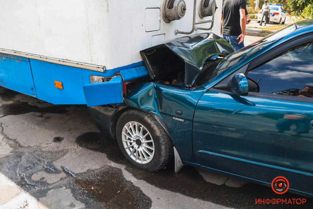 У легковушки смяло переднюю часть