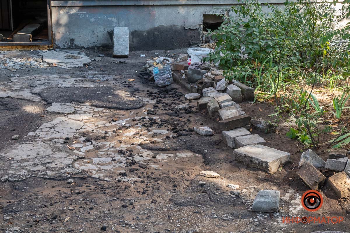 В Днепре на Слобожанском проспекте ночью прорвало трубу: вода заливала дом 1