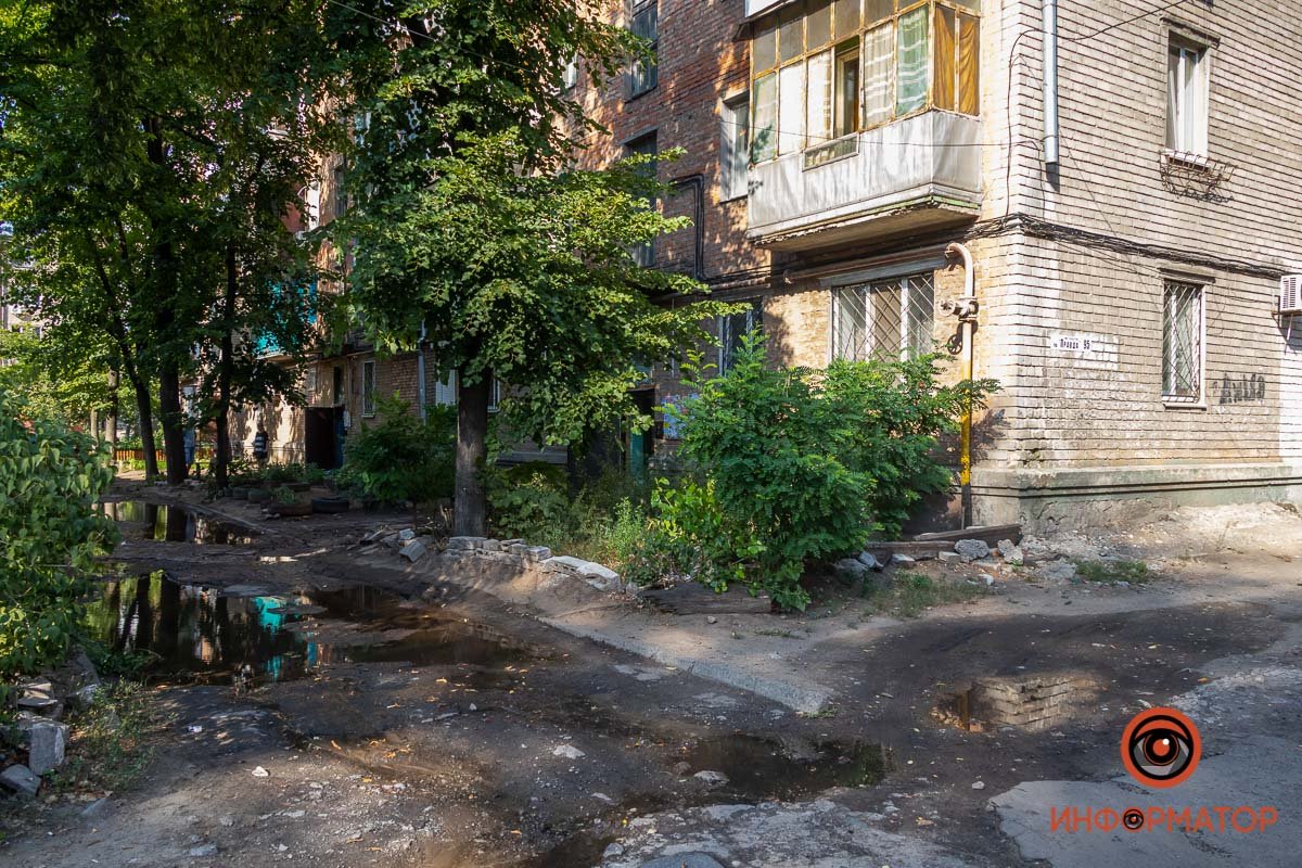 В Днепре на Слобожанском проспекте ночью прорвало трубу: вода заливала дом 2