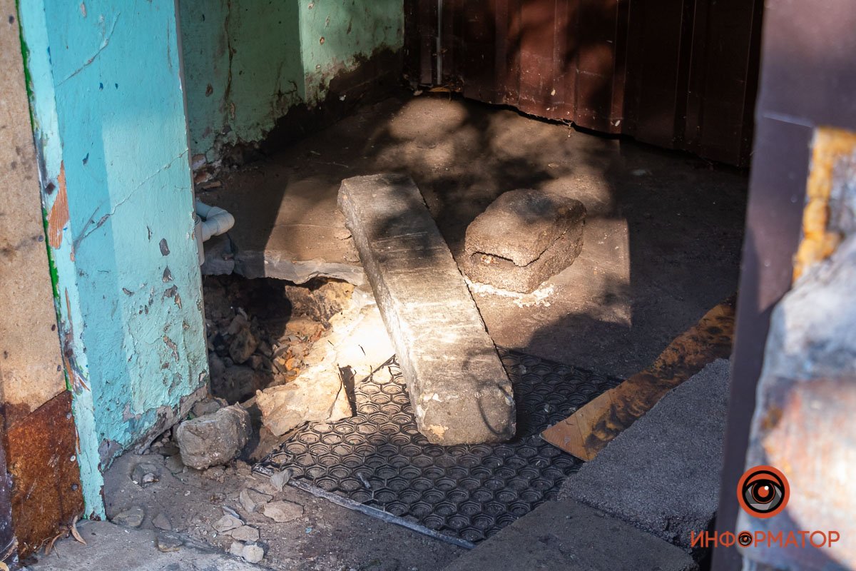 В Днепре на Слобожанском проспекте ночью прорвало трубу: вода заливала дом 4