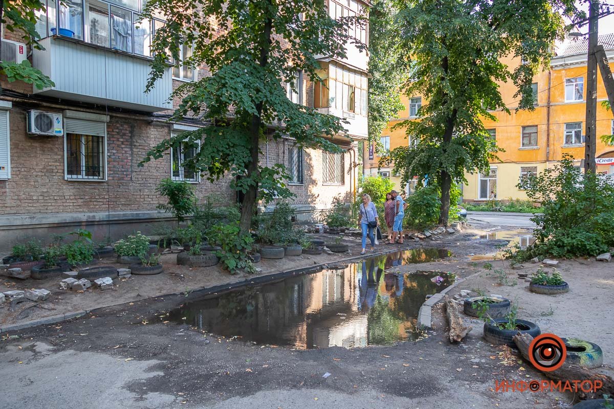 В Днепре на Слобожанском проспекте ночью прорвало трубу: вода заливала дом 5