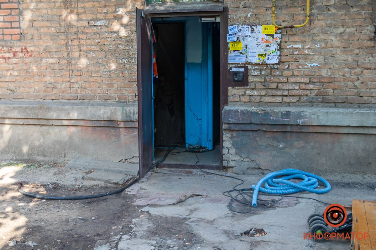 В Днепре на Слобожанском проспекте ночью прорвало трубу: вода заливала дом 6