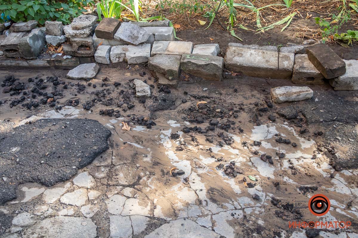 В Днепре на Слобожанском проспекте ночью прорвало трубу: вода заливала дом 7