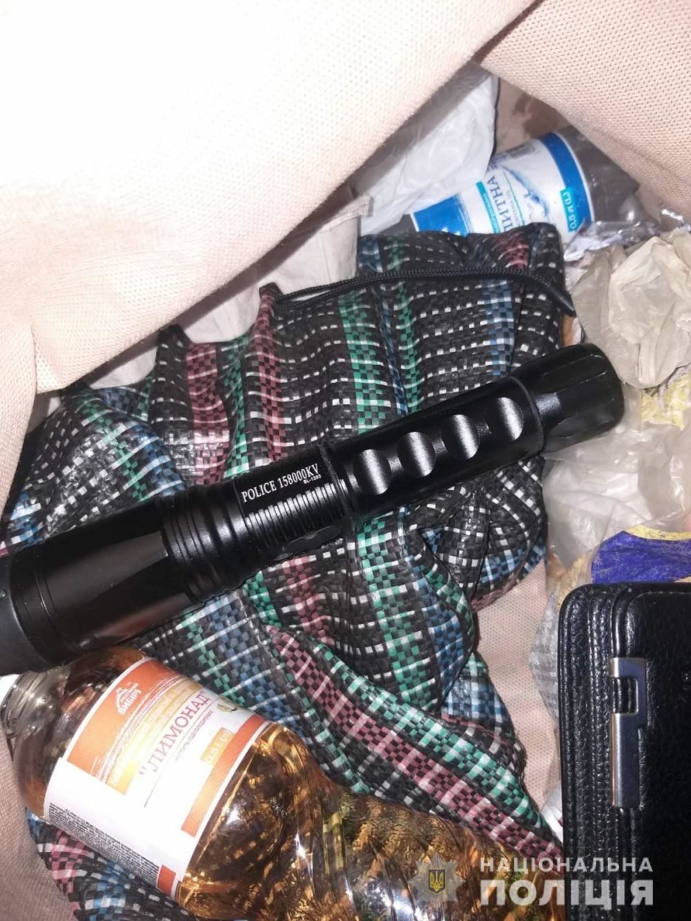 При поверхностном осмотре у него нашли фонарик-шокер При поверхностном осмотре у него нашли фонарик-шокер