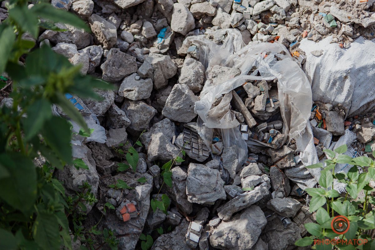 Превращается в строительный мусор