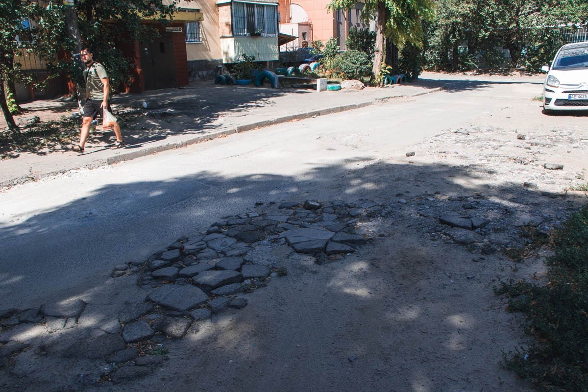 Выборы в Днепре: избиратели Владимира Икола мечтают об асфальте и безопасности 1