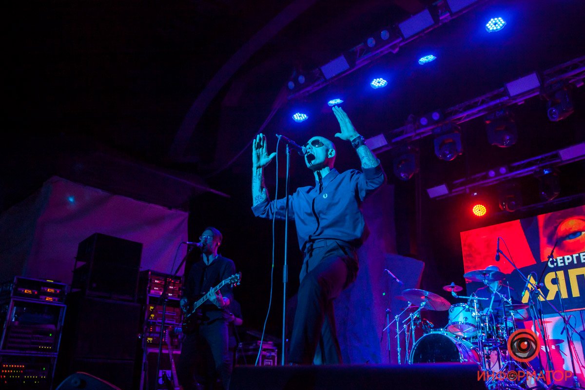 С первых минут вечер пообещал быть громким и мощным