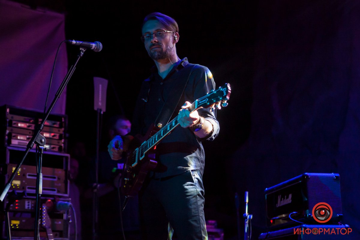 Представил каждого музыканта, как лучшего друга новой компании