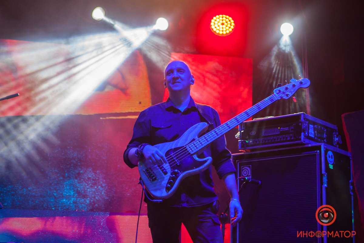 В меру эпатажно, но в большей степени уютно, мирно и дружелюбно