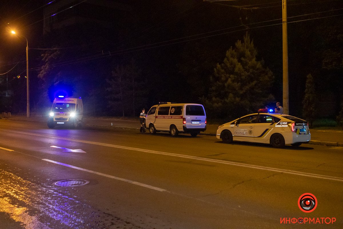 Мужчина перебегал дорогу в неположенном месте Мужчина перебегал дорогу в неположенном месте