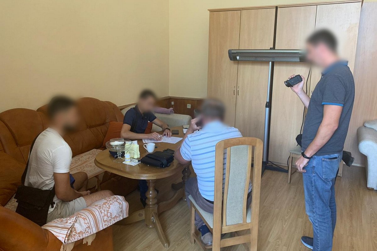 Задержали их оперативники управления стратегических расследований Нацполиции, следователи Днепровского ОП и сотрудники прокуратуры