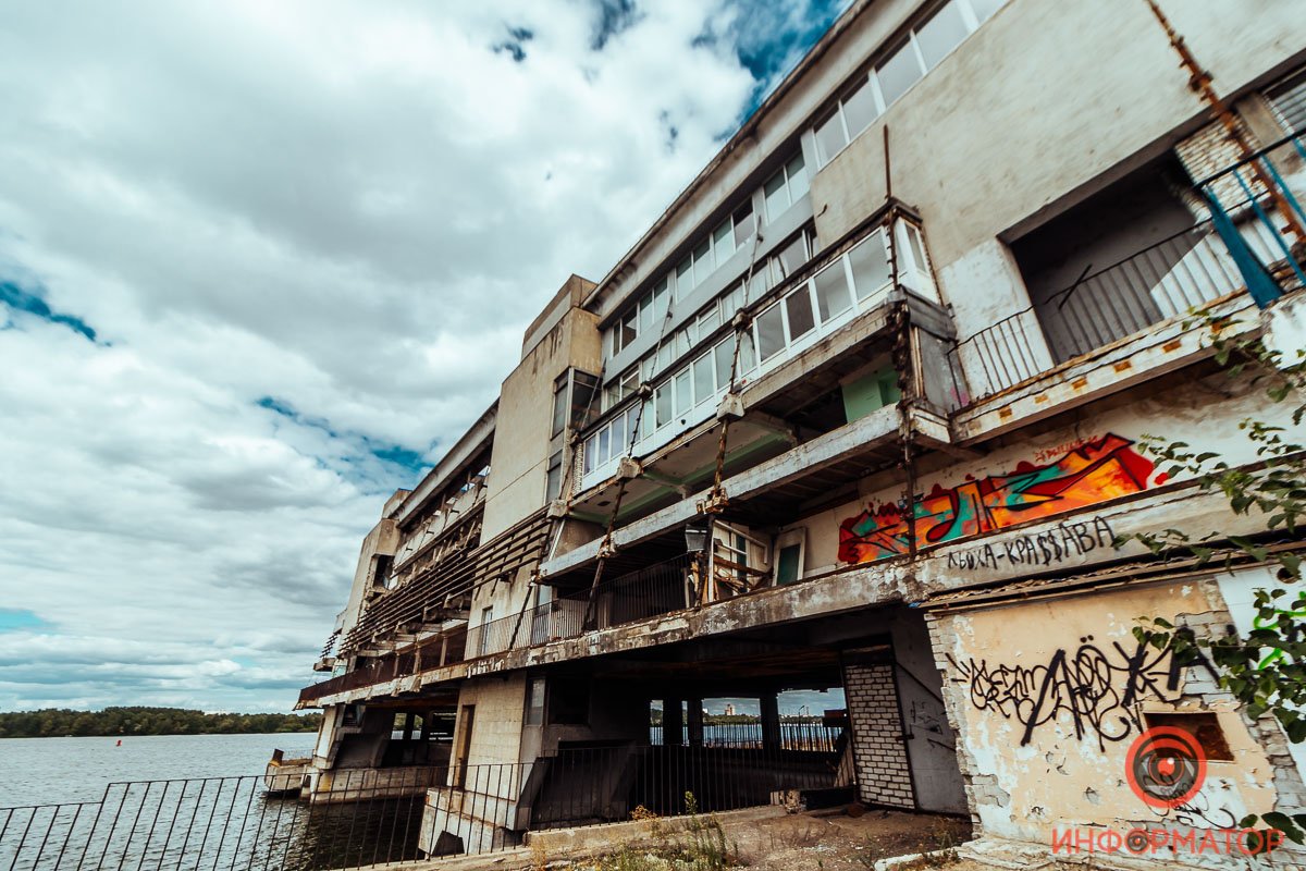 Обещали закончить работы еще в конце прошлого года Обещали закончить работы еще в конце прошлого года