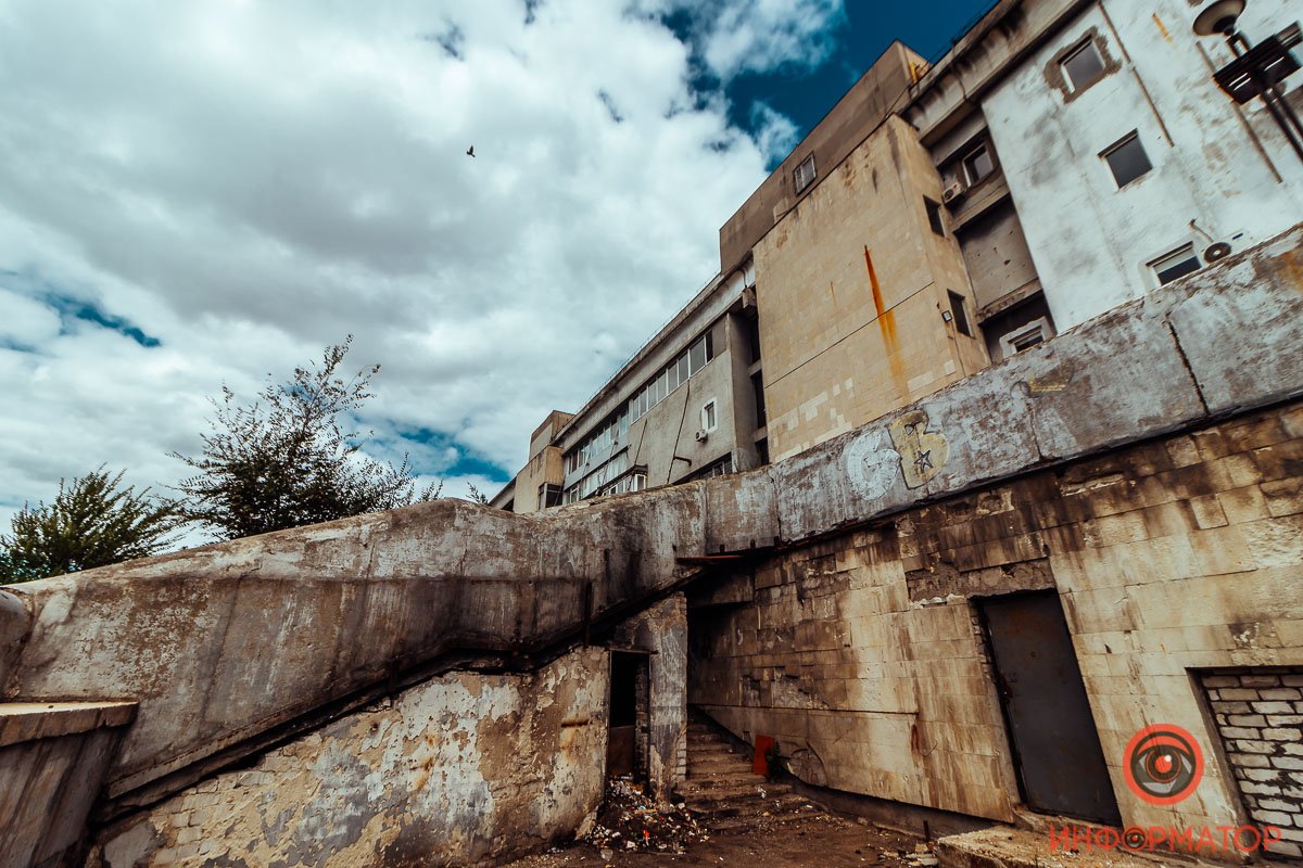 На офис-хаб с летней террасой не похоже На офис-хаб с летней террасой не похоже