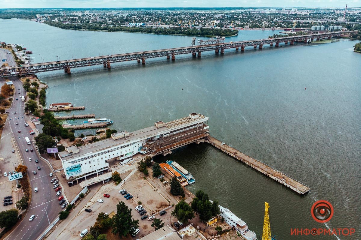 У офисных сотрудников была бы парковка на 160 мест и выход к реке в обеденный перерыв У офисных сотрудников была бы парковка на 160 мест и выход к реке в обеденный перерыв