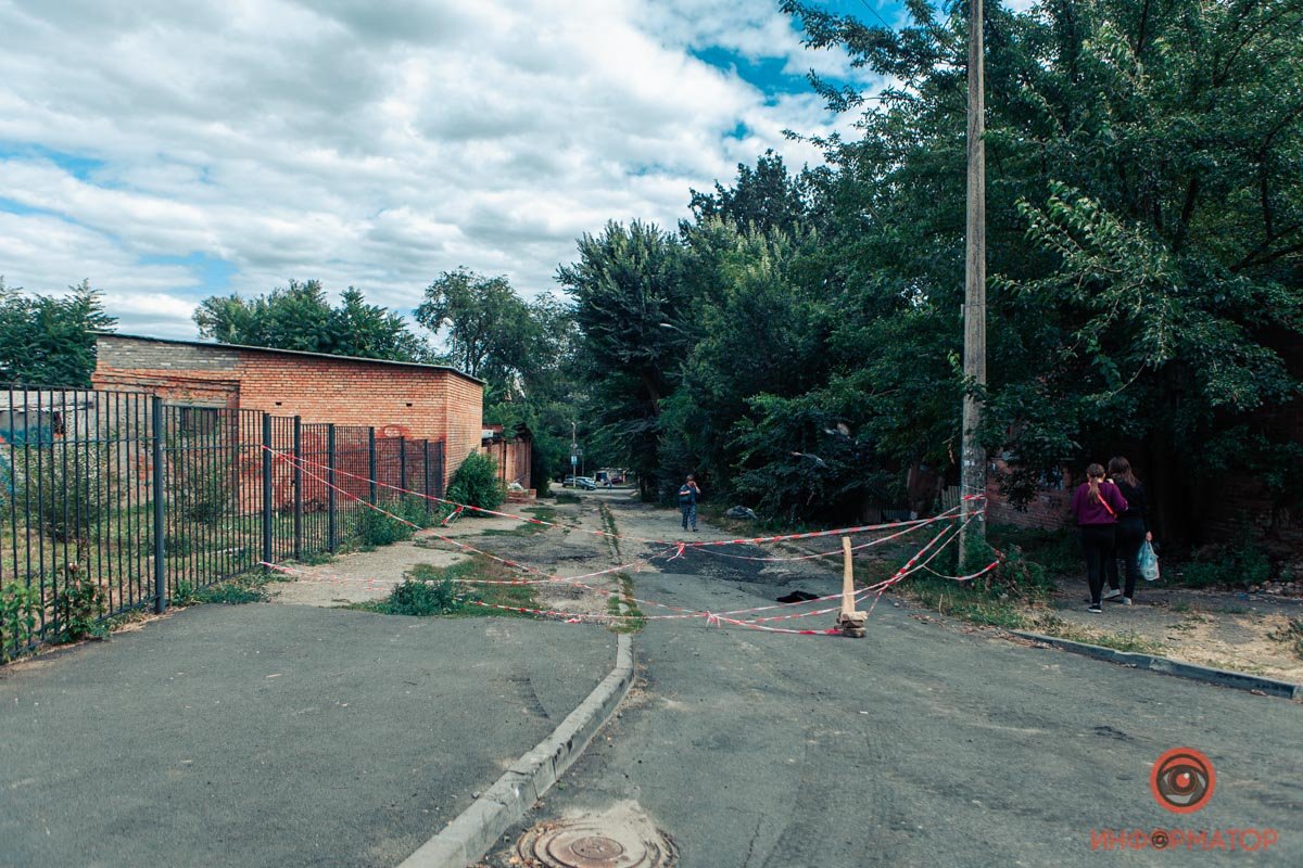 Посреди проезжей части появилась дыра Посреди проезжей части появилась дыра