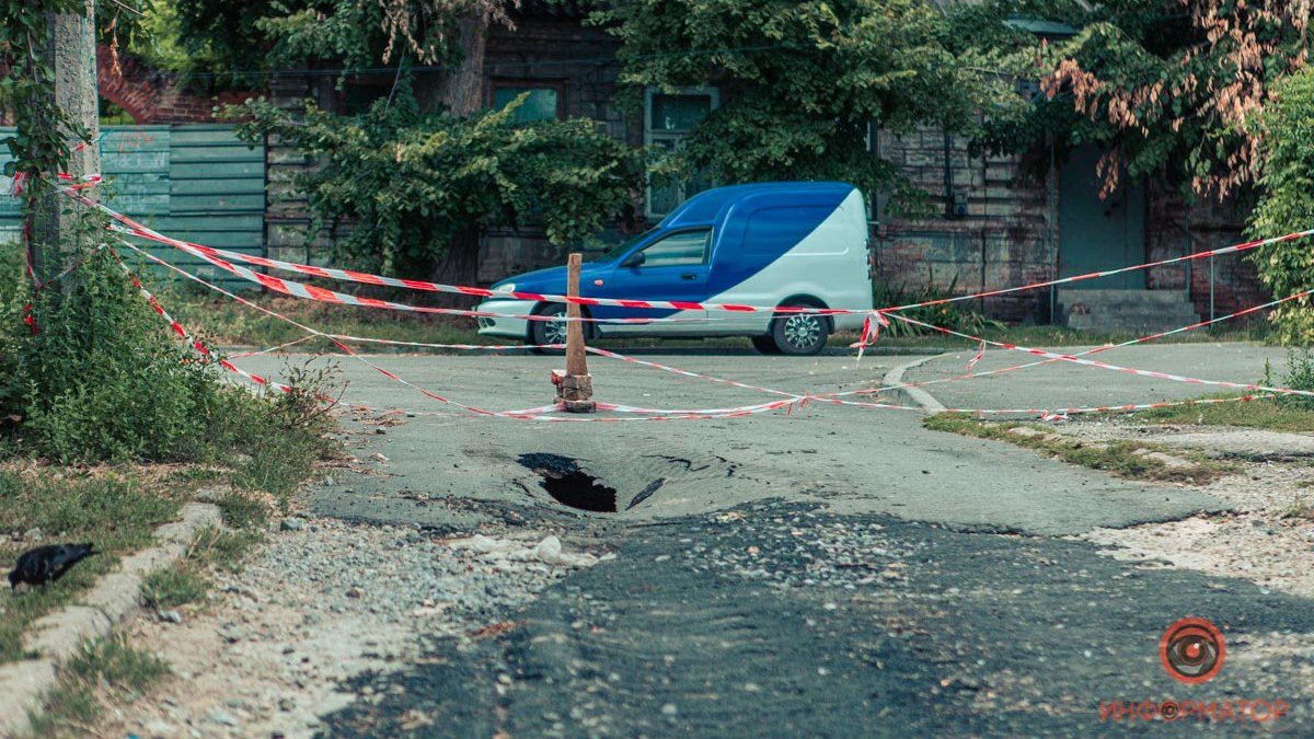 Провал оградили сигнальными лентами Провал оградили сигнальными лентами