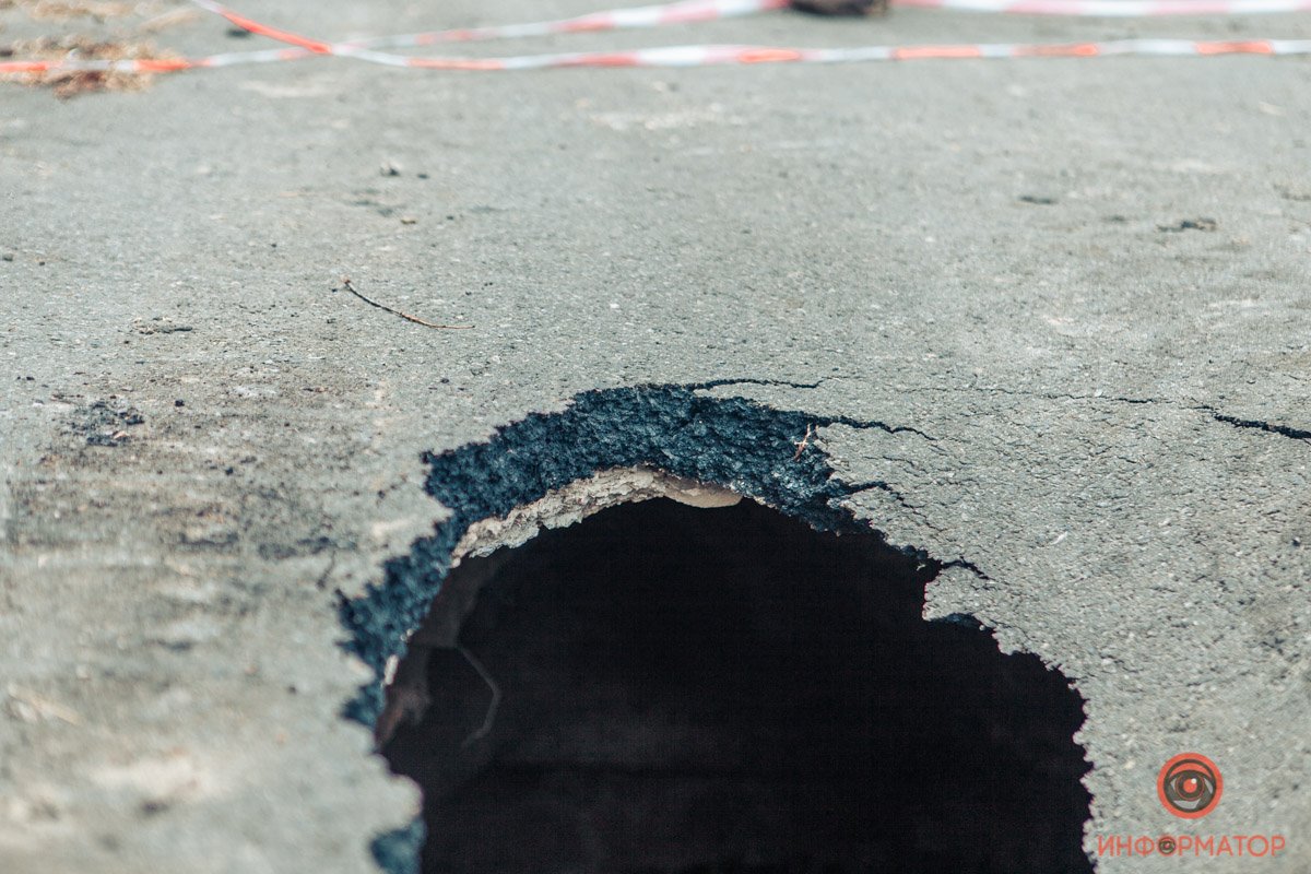 Из-за обвала проезд по улице перекрыт Из-за обвала проезд по улице перекрыт