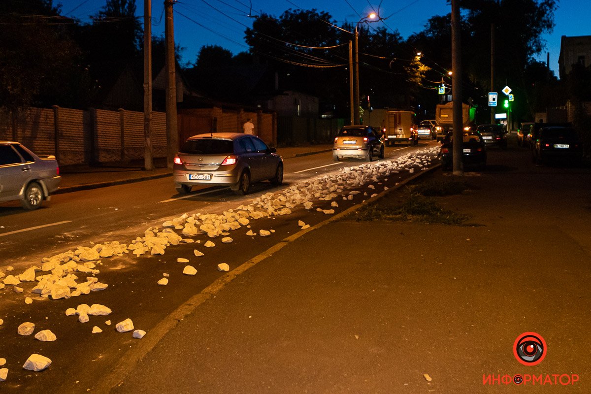 На Уральской из грузовика высыпались стройматериалы На Уральской из грузовика высыпались стройматериалы