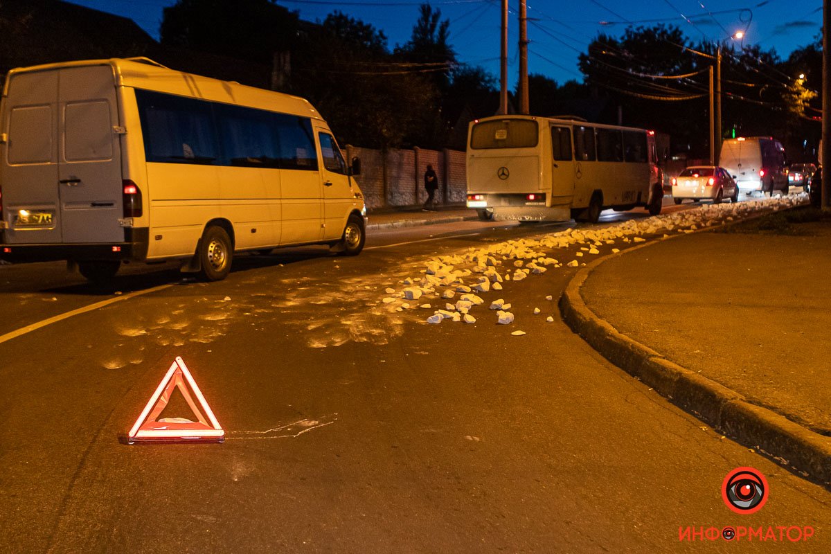 Стройматериалы рассыпаны от пересечения с Флотской и Юрия Савченко Стройматериалы рассыпаны от пересечения с Флотской и Юрия Савченко