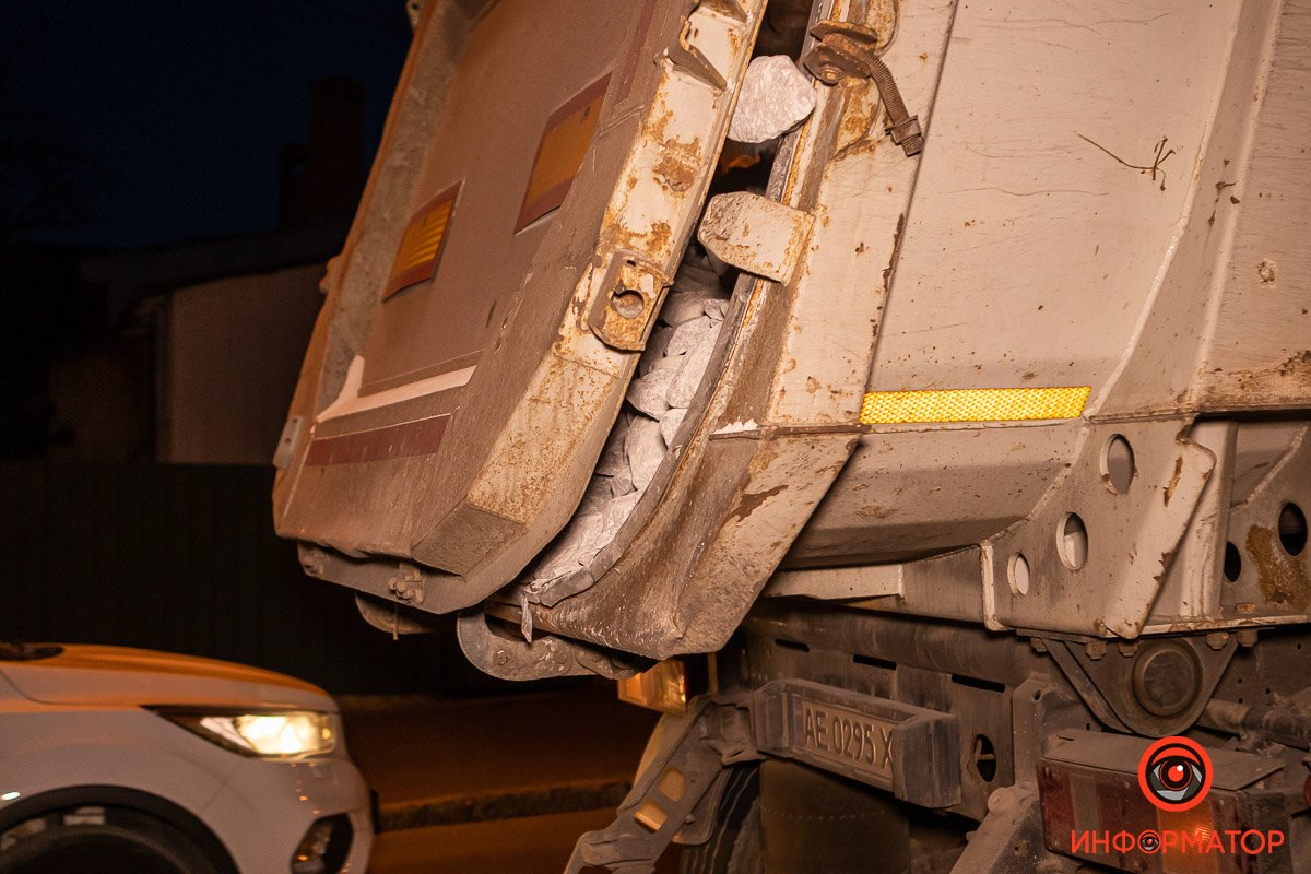 Автомобилисты вынуждены объезжать по полосе встречного движения Автомобилисты вынуждены объезжать по полосе встречного движения