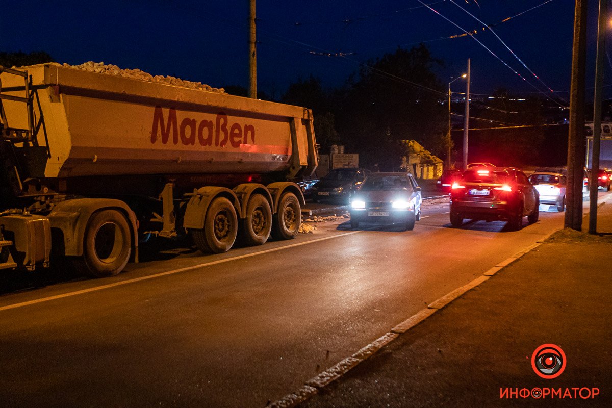 Автобус маршрута 87Б снес грузовику боковое зеркало заднего вида Автобус маршрута 87Б снес грузовику боковое зеркало заднего вида