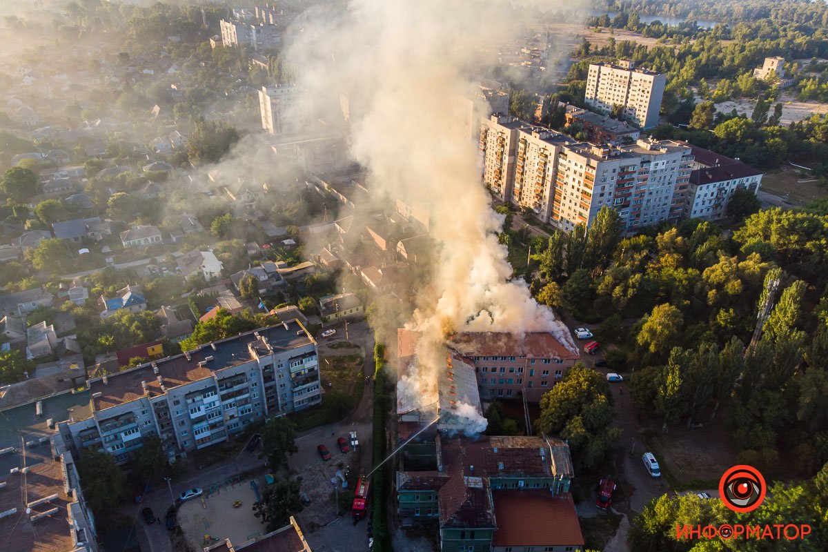 В Днепре на Ясельной горит 3-этажный дом: столб дыма виден с правого  берега