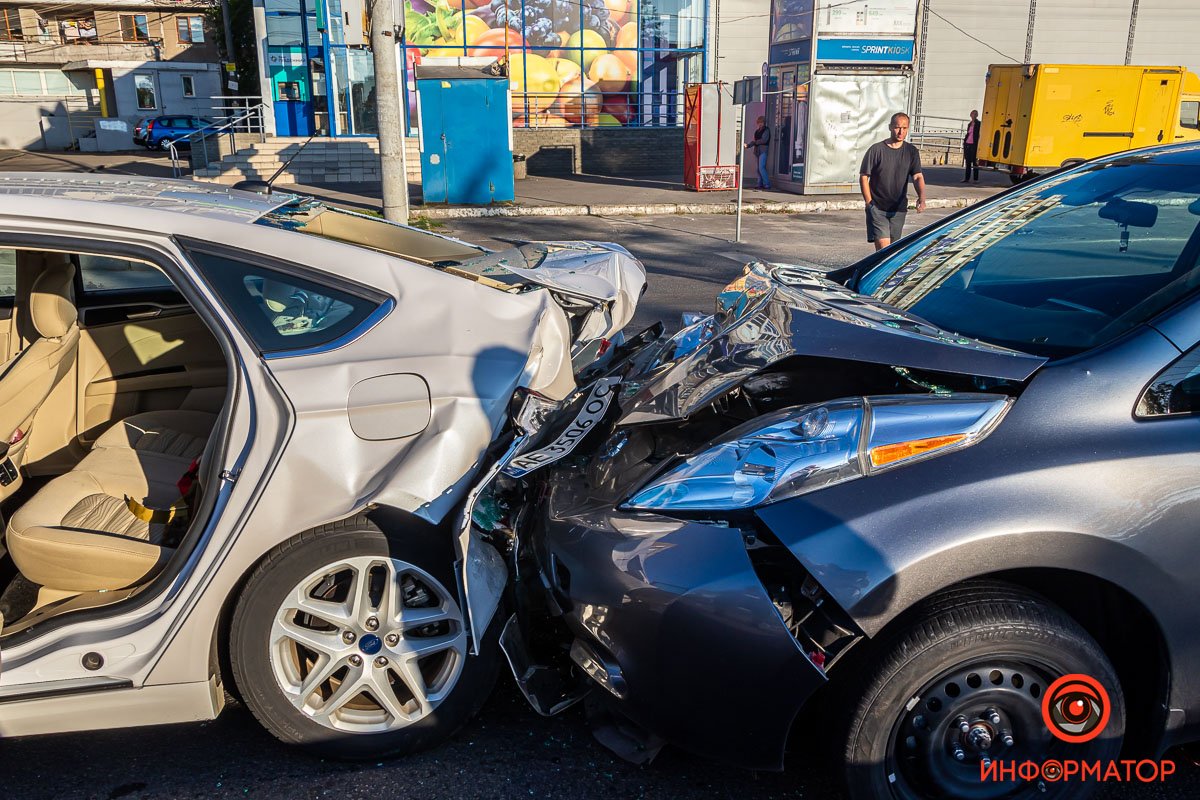 На светофоре столкнулись автомобили Ford и Nissan На светофоре столкнулись автомобили Ford и Nissan