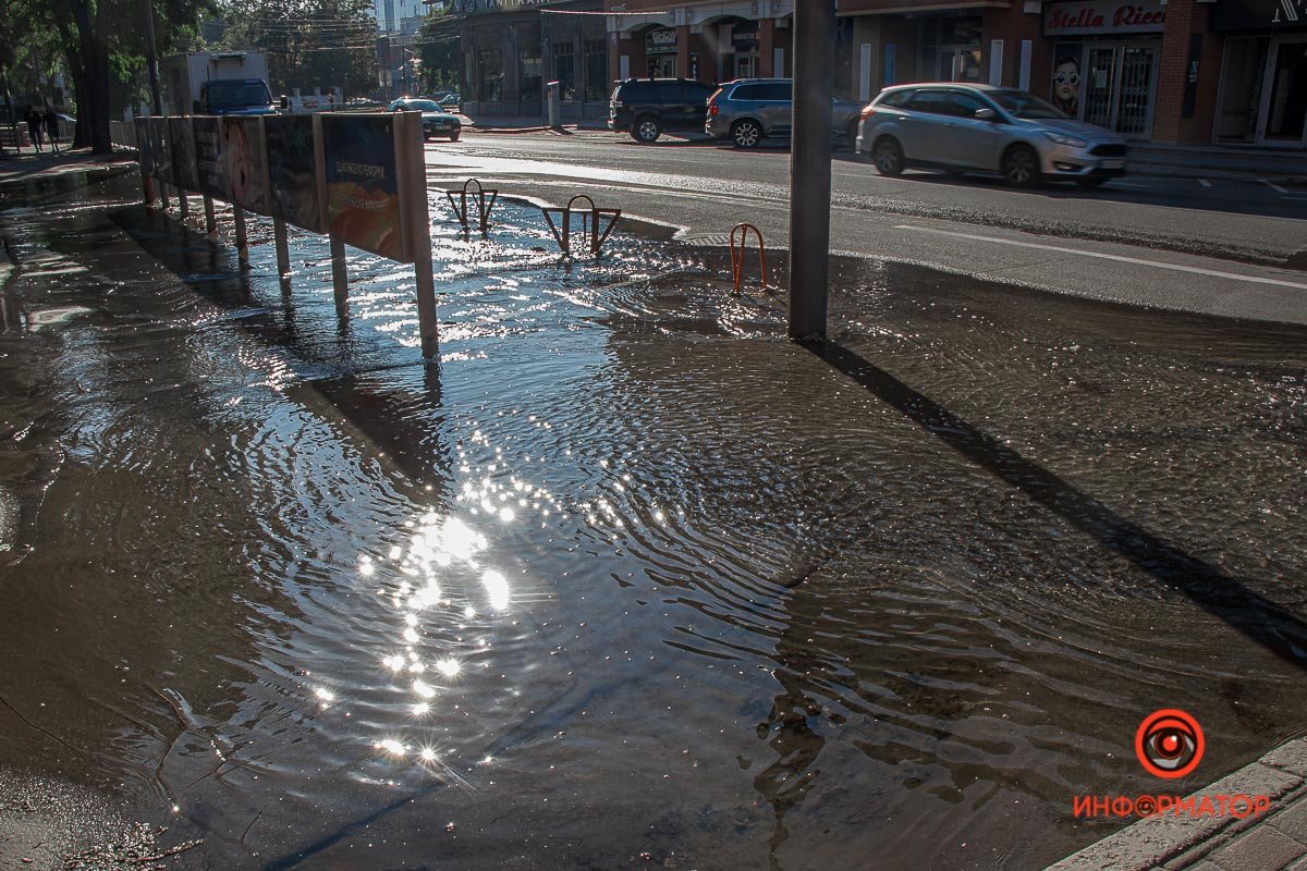 Затопило проезжую часть и тротуар