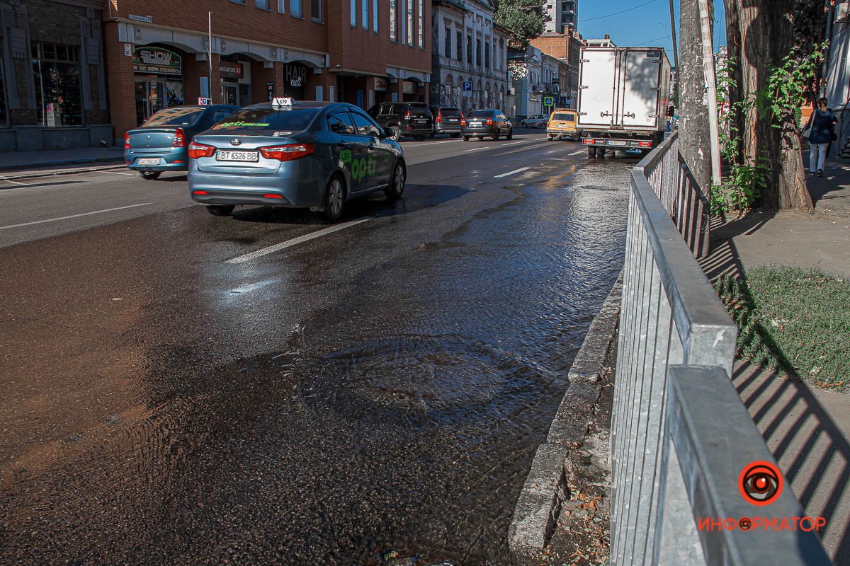 Вода лилась из-под люка