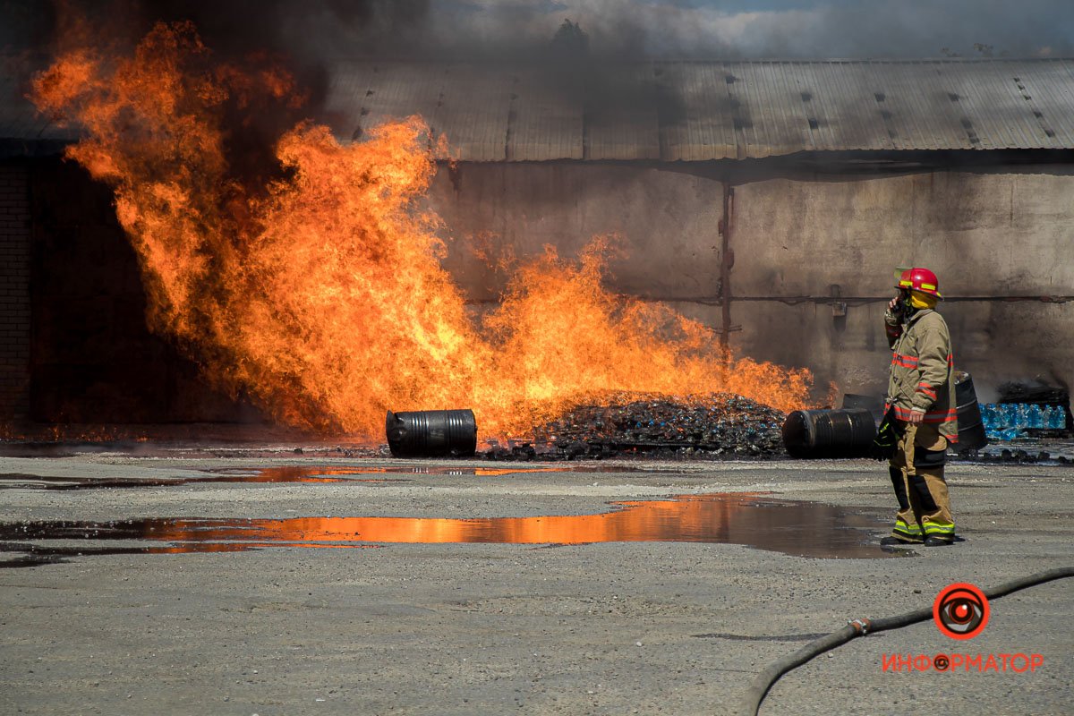 Огонь также бушевал во дворе помещений