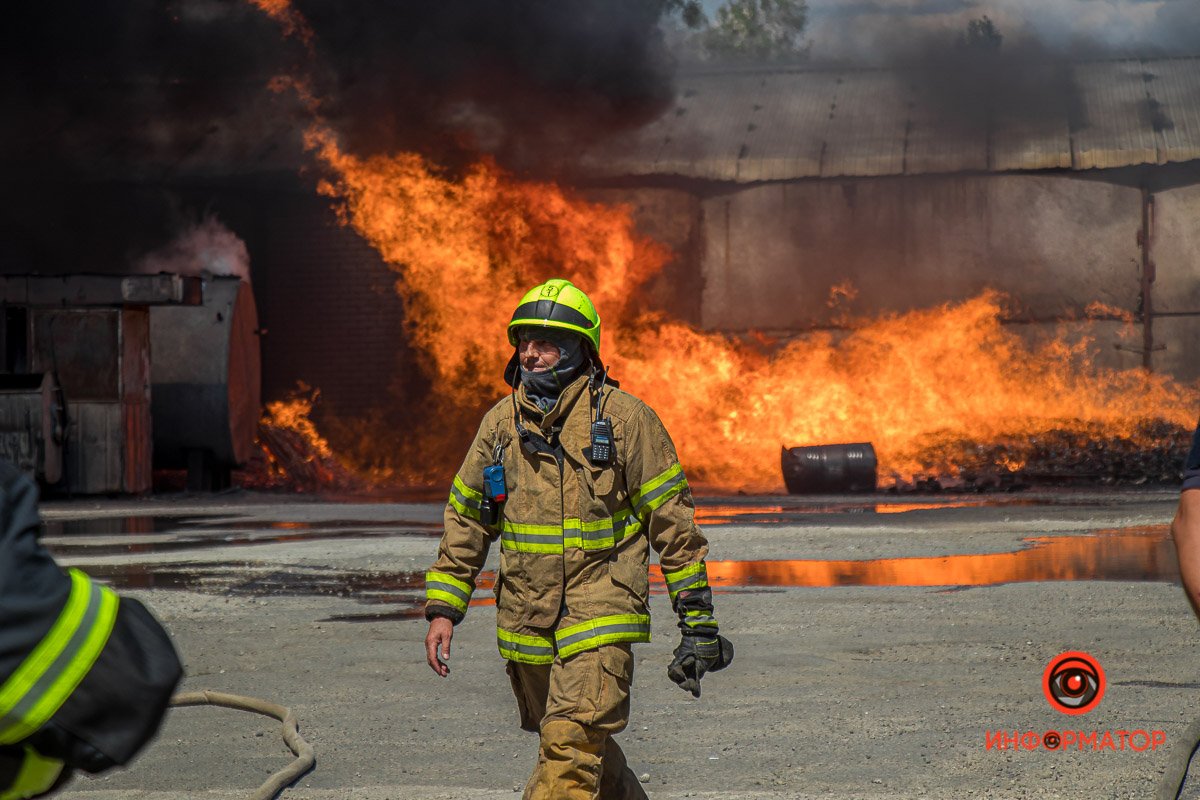 Пламя тушили пеной
