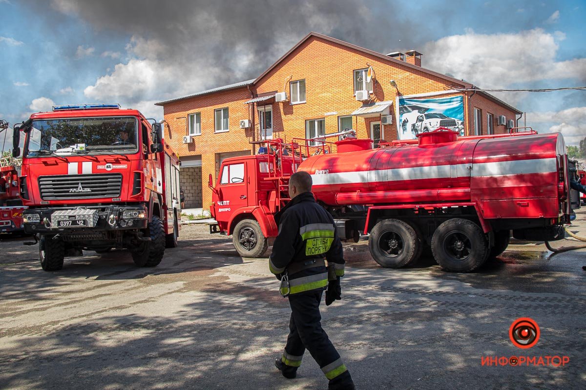 Едкий дым тянуло в сторону соседних построек