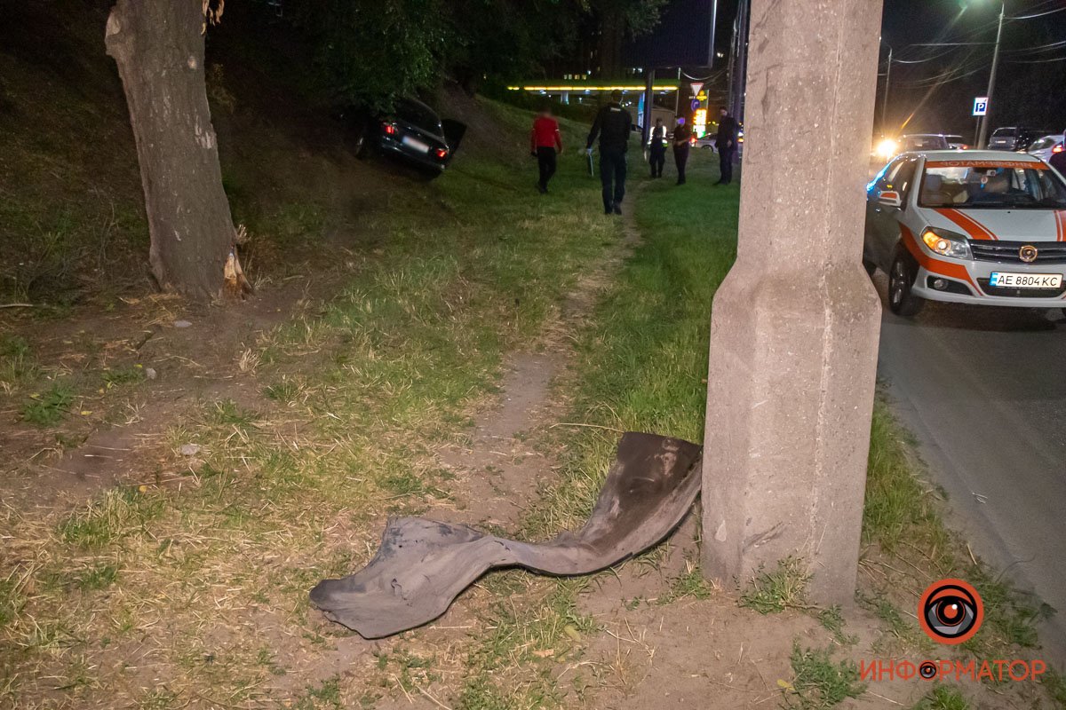 Машина ударилась об столб Машина ударилась об столб