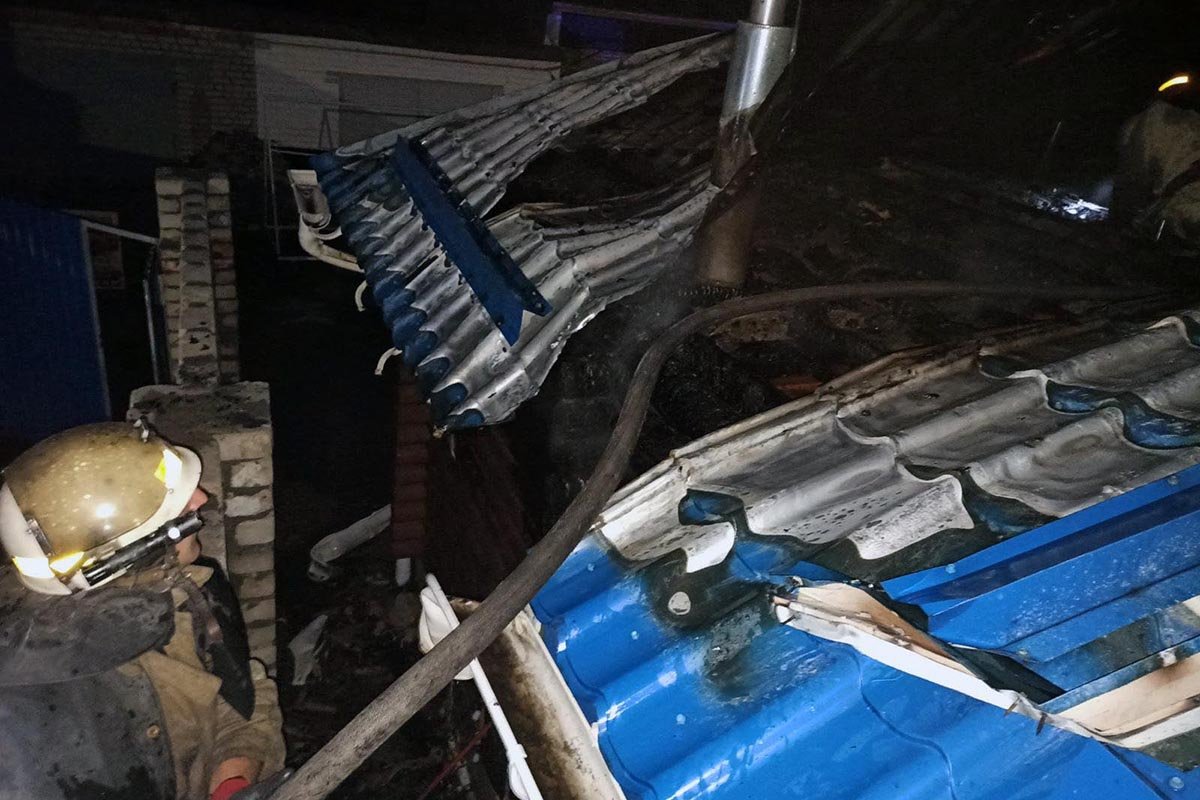 Огонь повредил крышу и стены