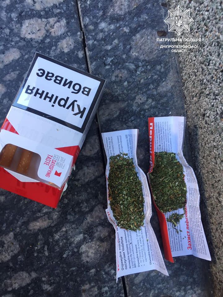 В пачке сигарет обнаружили 2 свертка с веществом, похожим на наркотическое В пачке сигарет обнаружили 2 свертка с веществом, похожим на наркотическое