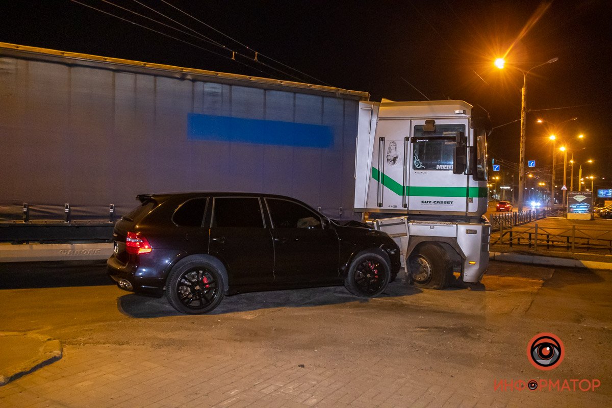 Фура стала поворачивать Фура стала поворачивать