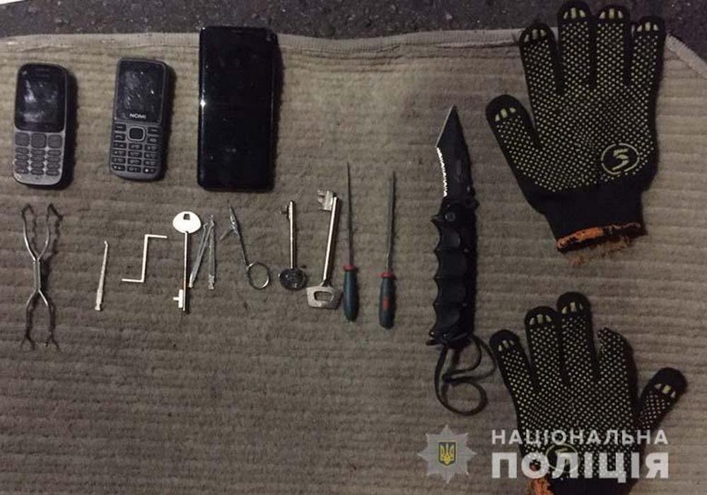 Путем подбора ключей злоумышленники проникали в квартиры и забирали ценные вещи Путем подбора ключей злоумышленники проникали в квартиры и забирали ценные вещи