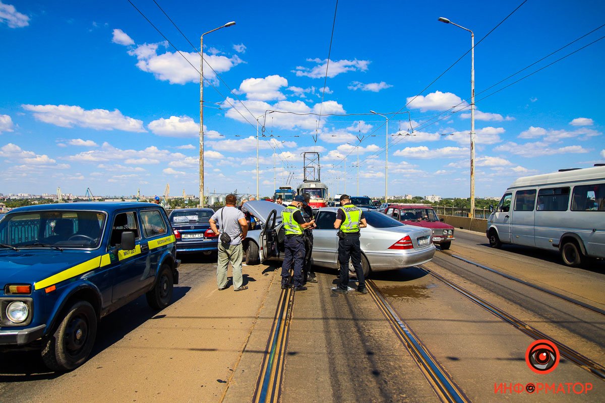 В Днепре на Старом мосту Mercedes столкнулся с Mazda и остановился на трамвайных путях 1