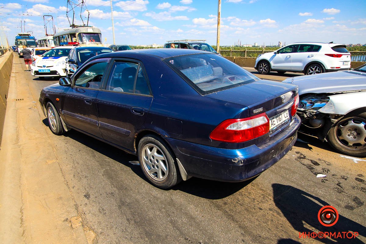 В Днепре на Старом мосту Mercedes столкнулся с Mazda и остановился на трамвайных путях 2