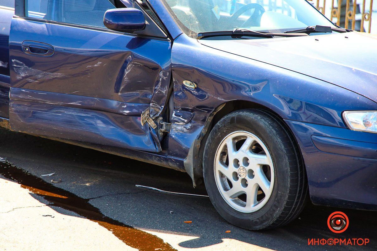 В Днепре на Старом мосту Mercedes столкнулся с Mazda и остановился на трамвайных путях 3