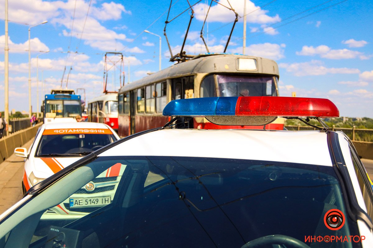 В Днепре на Старом мосту Mercedes столкнулся с Mazda и остановился на трамвайных путях 4