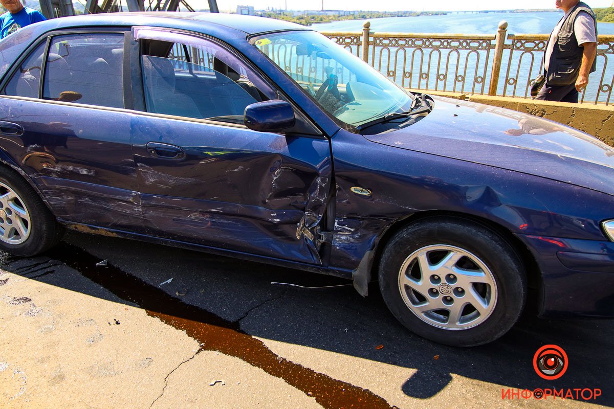 В Днепре на Старом мосту Mercedes столкнулся с Mazda и остановился на трамвайных путях 5