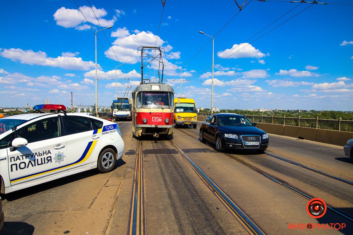 В Днепре на Старом мосту Mercedes столкнулся с Mazda и остановился на трамвайных путях 6