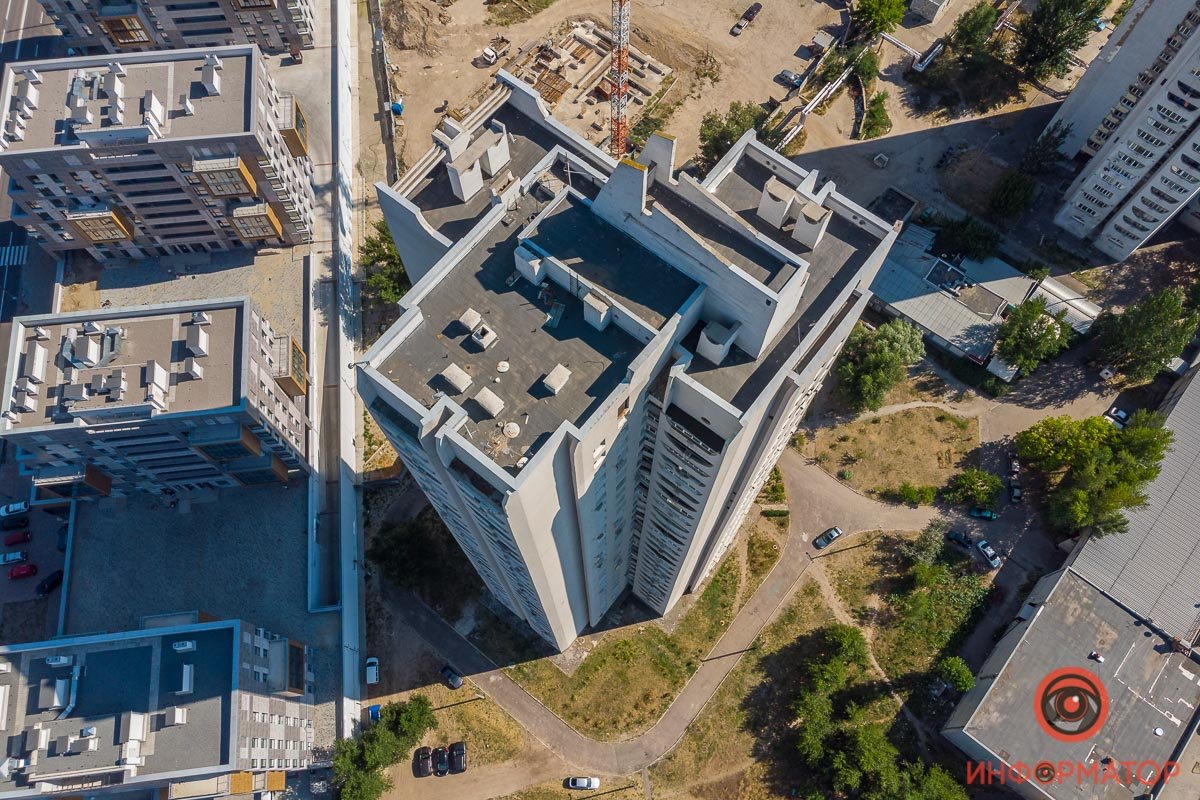 Второй «палец» достроили в 1989 году и он на два этажа выше Второй «палец» достроили в 1989 году и он на два этажа выше