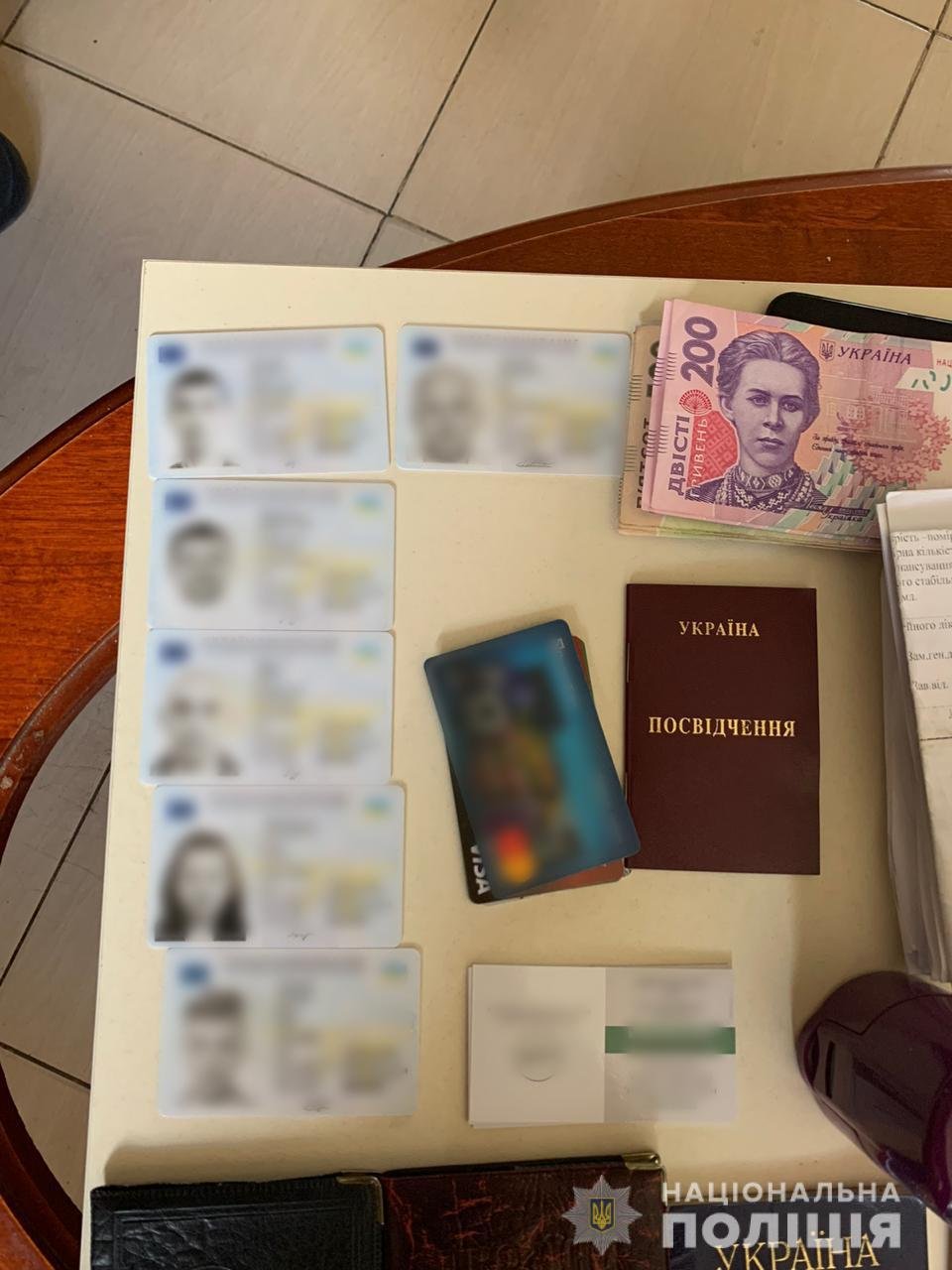 В ходе обысков полицейские нашли и изъяли 9 паспортов граждан Украины, деньги и банковские карты